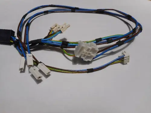 Kabelbaum mit mehreren Anschlusskabeln in verschiedenen Farben, typisch für Anwendungen im Bereich der Elektroinstallation, möglicherweise verwendet für Produkte der Marke Remeha.
